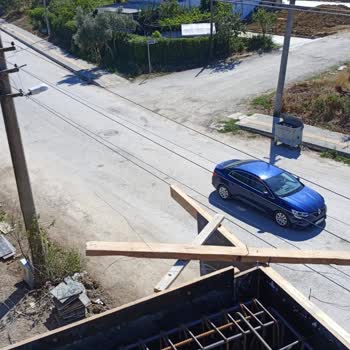 İnşaat Alanında Tehlikeli Elektrik Direği İçin Acil Müdahale Bekliyoruz