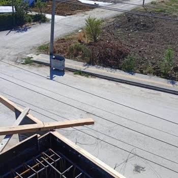 İnşaat Alanında Tehlikeli Elektrik Direği İçin Acil Müdahale Bekliyoruz