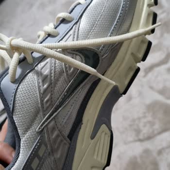 Nike İlk Kullanımda Kötü Koku Yapan Ayakkabı Ve Yetersiz Mağaza Desteği