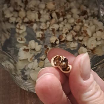 Peyman Nutzz Popcorn Paketinden Yanık ve Diş Kıracak Kadar Sert Mısırlar Çıktı