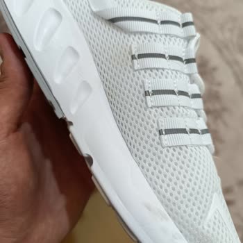 Yeni Alınan Beyaz Ayakkabı Lekeli Teslim Edildi, Çözüm Bekliyorum