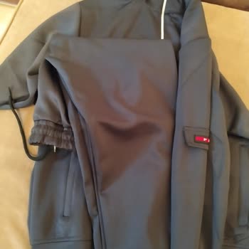 Yanlış Ürün Gönderimi Ve İletişimsizlik: Sipariş Edilen Beyaz Takım Yerine Gri Takım Teslim Edildi