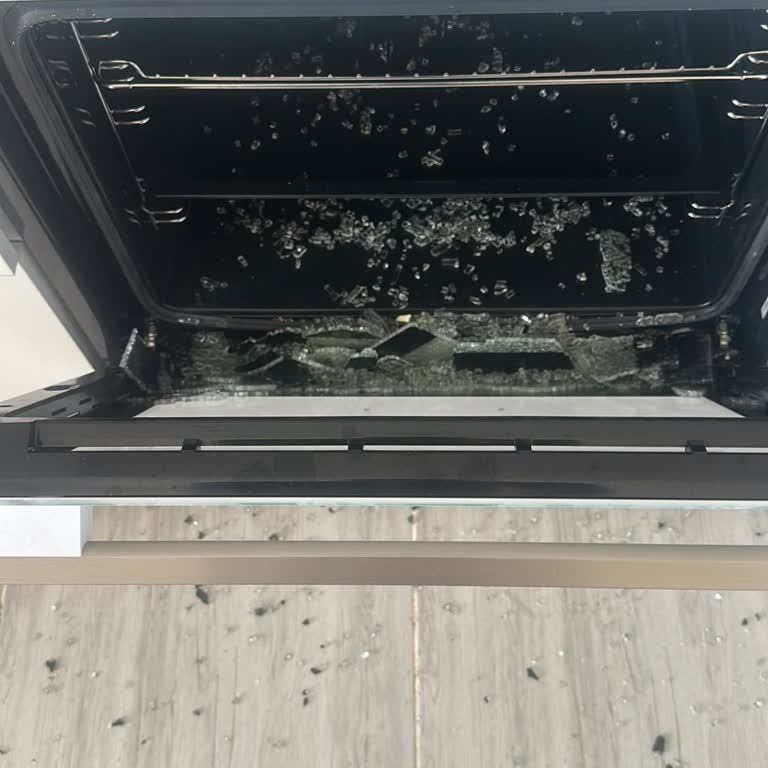 Fırın İç Camı Kendi Kendine Kırıldı, Garanti Kapsamı Dışında Bırakıldı