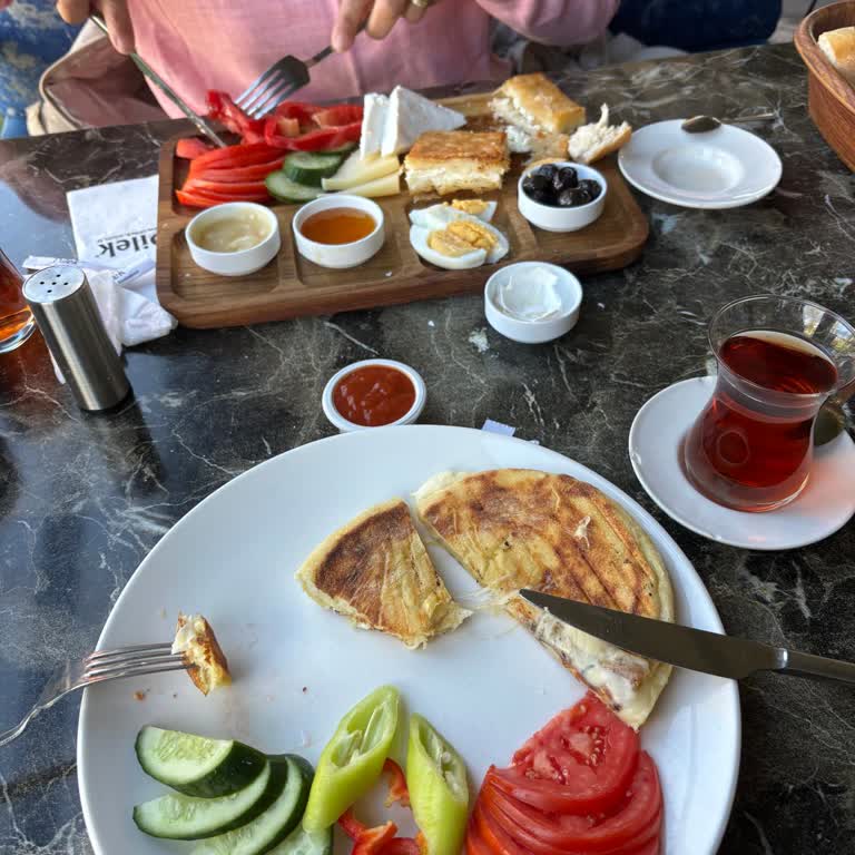 Dilek Pastanesi'nde Eksik Ürünler Ve İlgisiz Personel Deneyimi