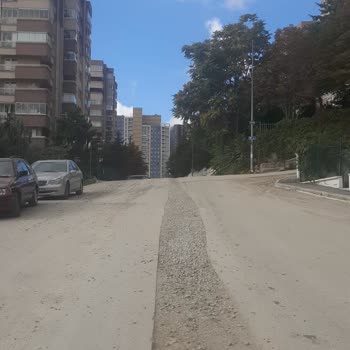 526. Cadde'deki Bozuk Asfalt, Araç Ve Yaya Güvenliğini Tehdit Ediyor