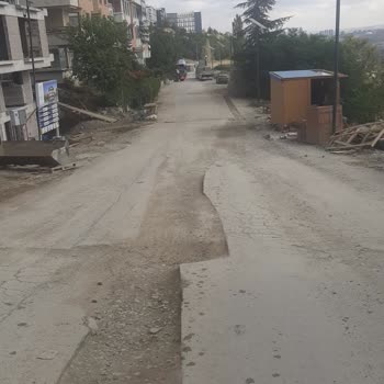 526. Cadde'deki Bozuk Asfalt, Araç Ve Yaya Güvenliğini Tehdit Ediyor