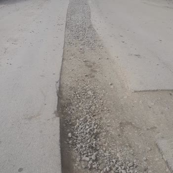 526. Cadde'deki Bozuk Asfalt, Araç Ve Yaya Güvenliğini Tehdit Ediyor