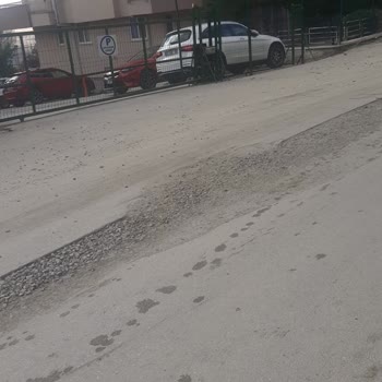 526. Cadde'deki Bozuk Asfalt, Araç Ve Yaya Güvenliğini Tehdit Ediyor