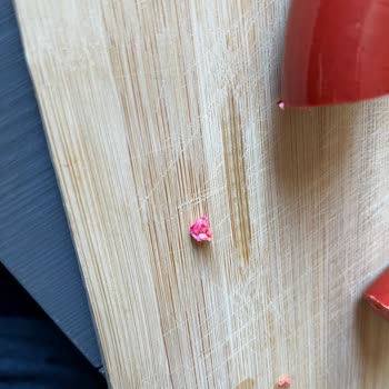 Sucuk Paketinde Şüpheli Ve Sert Parça Şoku!