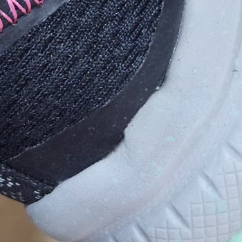 Skechers Yeni Alınan Ayakkabıda Taban Yapıştırma Hatası Mağaza Desteği Bekliyorum