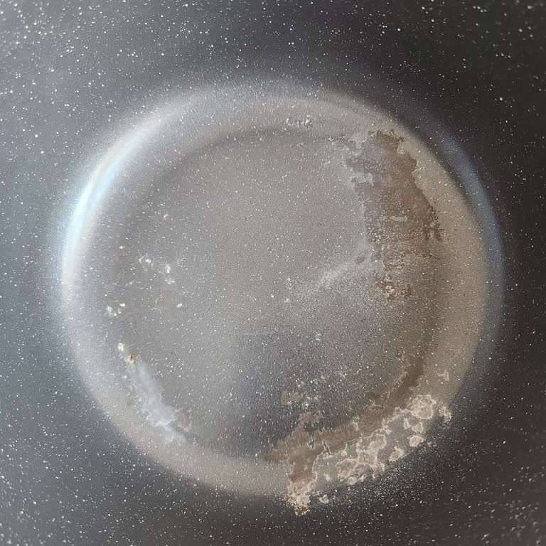 Garanti Kapsamındaki Tencerede İlk Kullanımda Lekelenme Ve Soyulma Sorunu