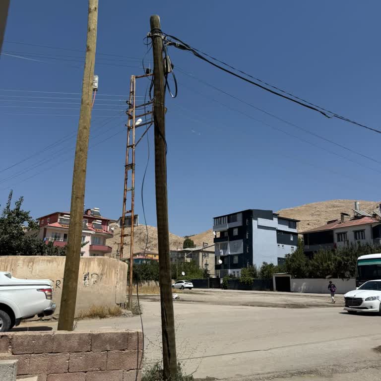 Kullanılmayan Direk Araç Girişini Ve Güvenliğimizi Engelliyor