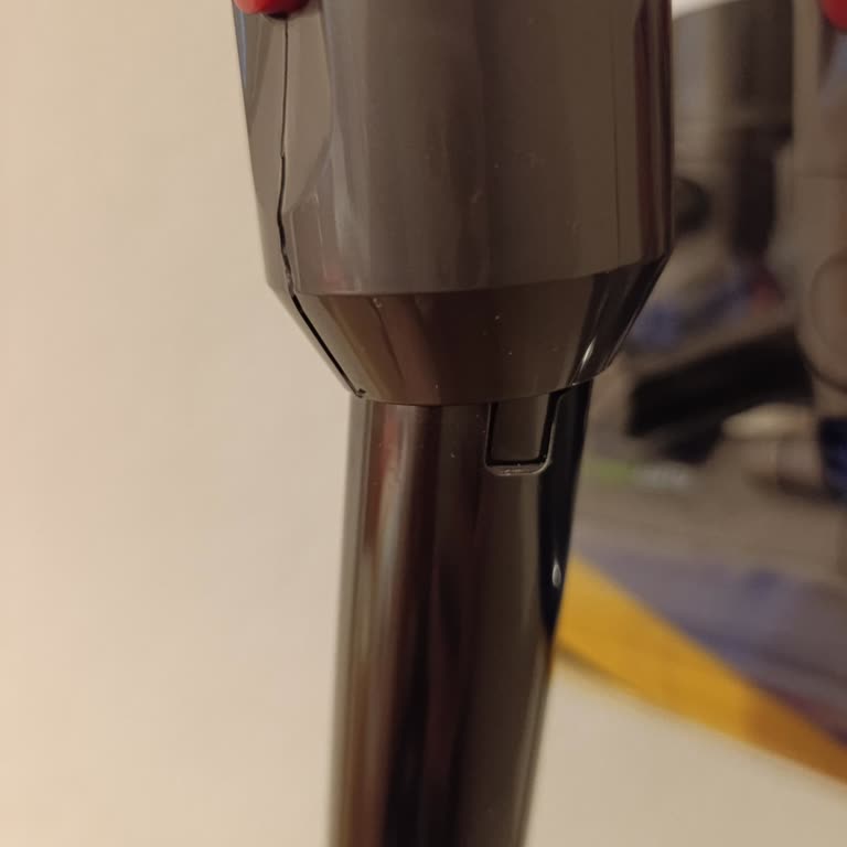 Fehlender Ersatzrohrversand und unzureichender Kundenservice beim Dyson V12 Staubsauger