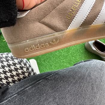 Siparişimde Gelen Gazelle Ayakkabıda Yazı Silinmiş Ve Renk Farkı Var