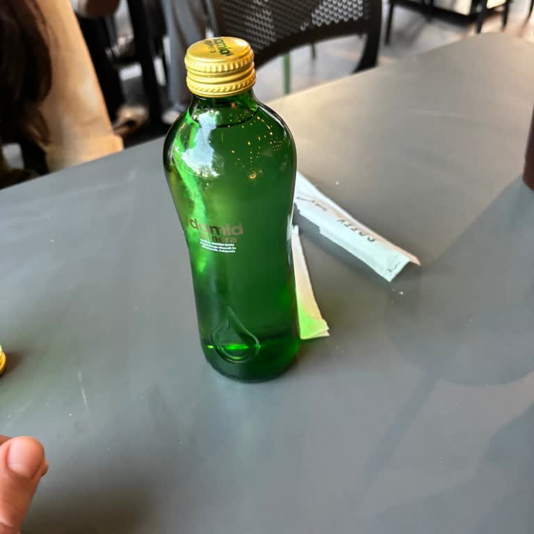 Sade Soda Aldım, Bardak Verilmedi!