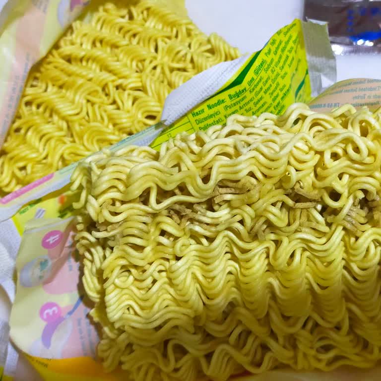 Aldığım Noodle Paketlerinde Küf Ve Renk Değişikliği