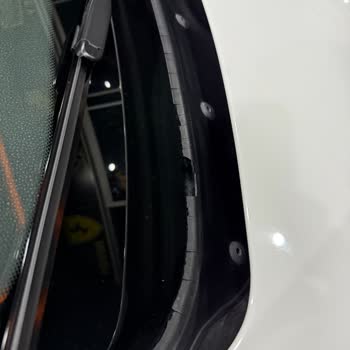 BMW F30 Ön Cam Fitilinin Beklenmedik Deformasyonu