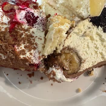 Bozuk Meyveli Pasta Ve İletişimsiz Pastane