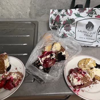 Bozuk Meyveli Pasta Ve İletişimsiz Pastane