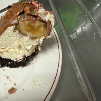 Bozuk Meyveli Pasta Ve İletişimsiz Pastane