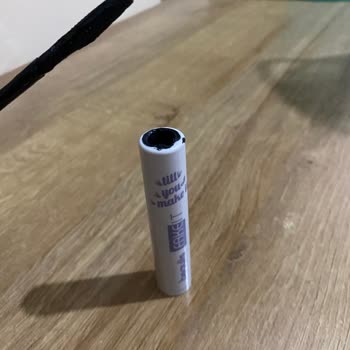 Maskara Yere Düşünce Fırçası Kapağında Kaldı, Ürün Kurumak Üzere