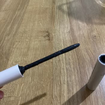 Maskara Yere Düşünce Fırçası Kapağında Kaldı, Ürün Kurumak Üzere