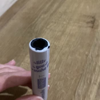 Maskara Yere Düşünce Fırçası Kapağında Kaldı, Ürün Kurumak Üzere