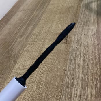 Maskara Yere Düşünce Fırçası Kapağında Kaldı, Ürün Kurumak Üzere