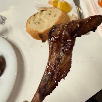 Yemekte Sinek Ve Kemikli Et, İlgisiz Personel Nedeniyle Hayal Kırıklığı Yaşadım