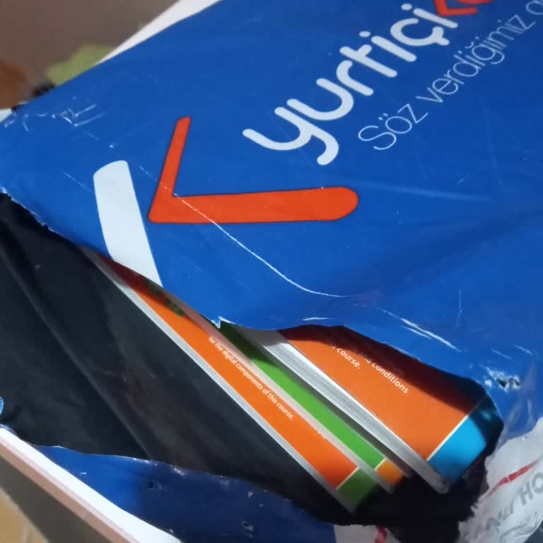 Eksik Kitap Ve Yırtık Kargo, Müşteri Hizmetleri Çözüm Sunmuyor