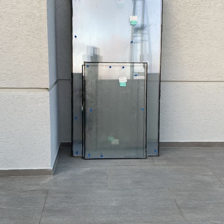 Eski Camlar 5 Aydır Alınmadı, Çocuklar İçin Tehlike Oluşturuyor