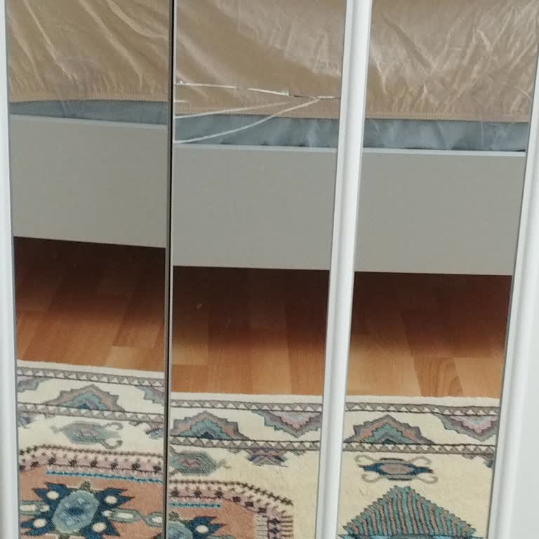 Dört Aydır Kırık Aynalı Gardırop Kapağım Değiştirilmiyor, Mağduriyetim Sürüyor