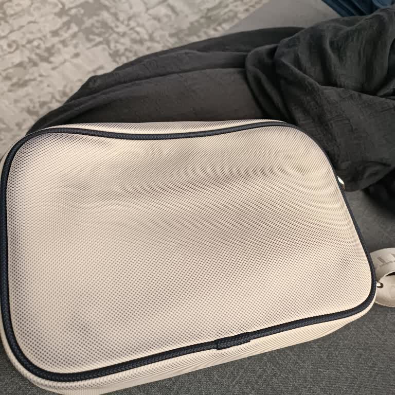 Benetton Çantada Renk Atması Ve Mağaza İlgisizliği