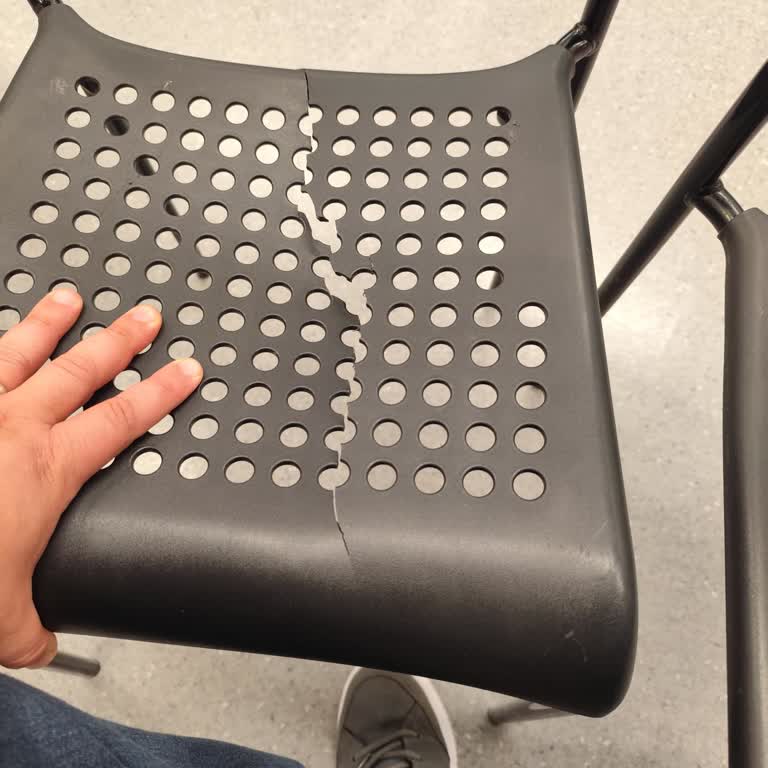 IKEA'dan Alınan Sandalyeler Kısa Sürede Kırıldı Garanti Desteği Verilmedi