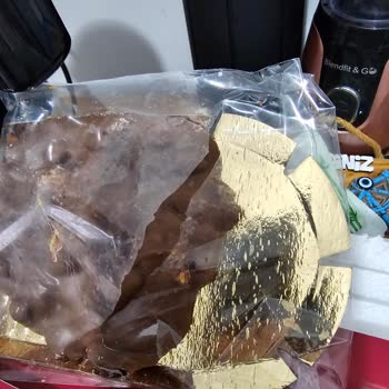 Kırık Ve Paketleri Yırtılmış Çikolatalar Teslim Edildi