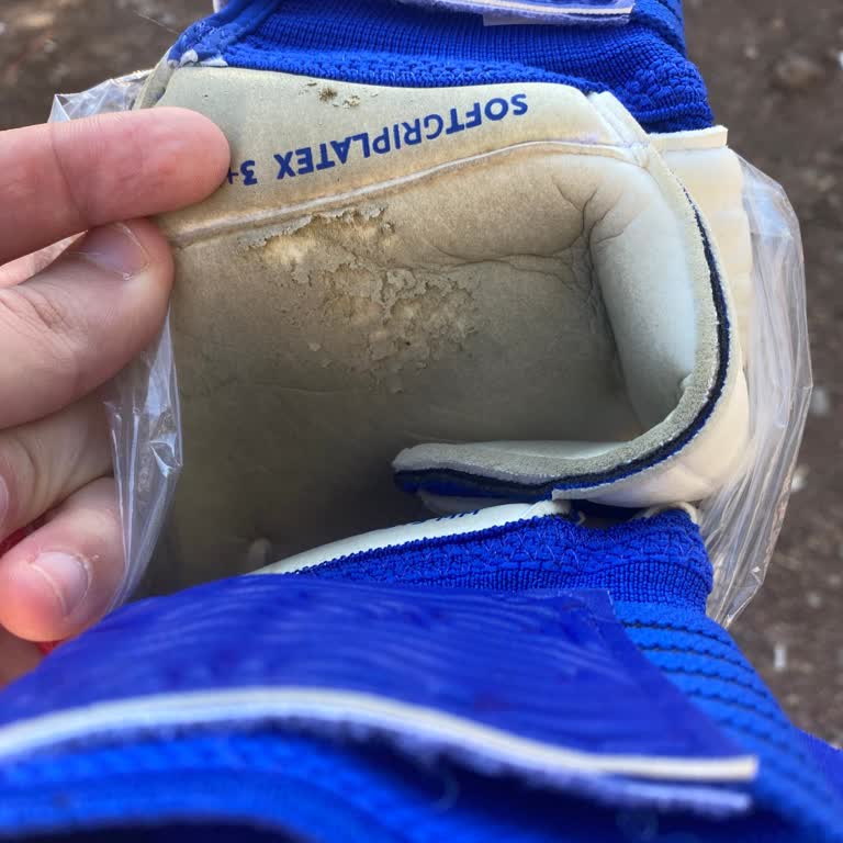 Bir Maçta Deforme Olan Kaleci Eldiveni İçin İade Talebi Ve Garanti Sorunu