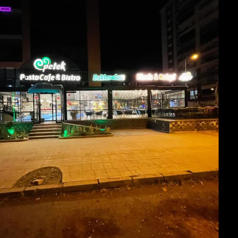 Petek Pastanesi'nde Müşteri Davranışlarına Gereksiz Müdahale Ve Saygısızlık