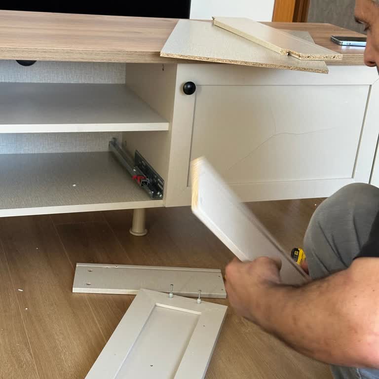 Kırık TV Ünitesi Ve Ses Yapan Koltuk İçin Aylardır Çözüm Sunulmuyor