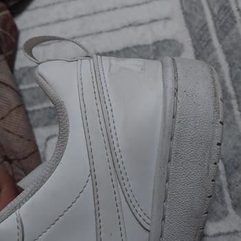 Satın Aldığım Nike Ayakkabıda Renk Solması Ve Koku Problemi, FLO'dan Geri Dönüş Alamadım