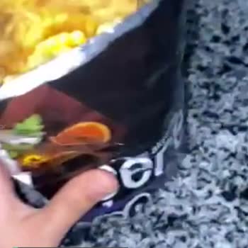Çerezza Paketten Cipse Gömülü Bir Şekilde Saç Çıktı!