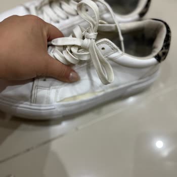 Dört Giyişte Parçalanan Ayakkabı Ve İlgisiz Müşteri Hizmetleri