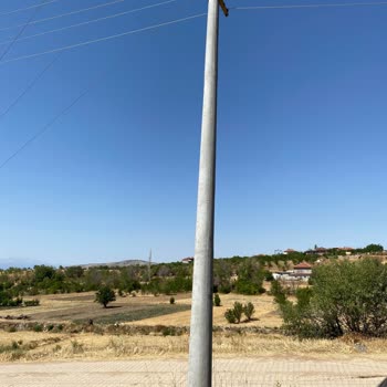 Yatık Elektrik Direkleri Acil Müdahale Bekliyor: 4 Aydır Çözüm Sağlanmadı