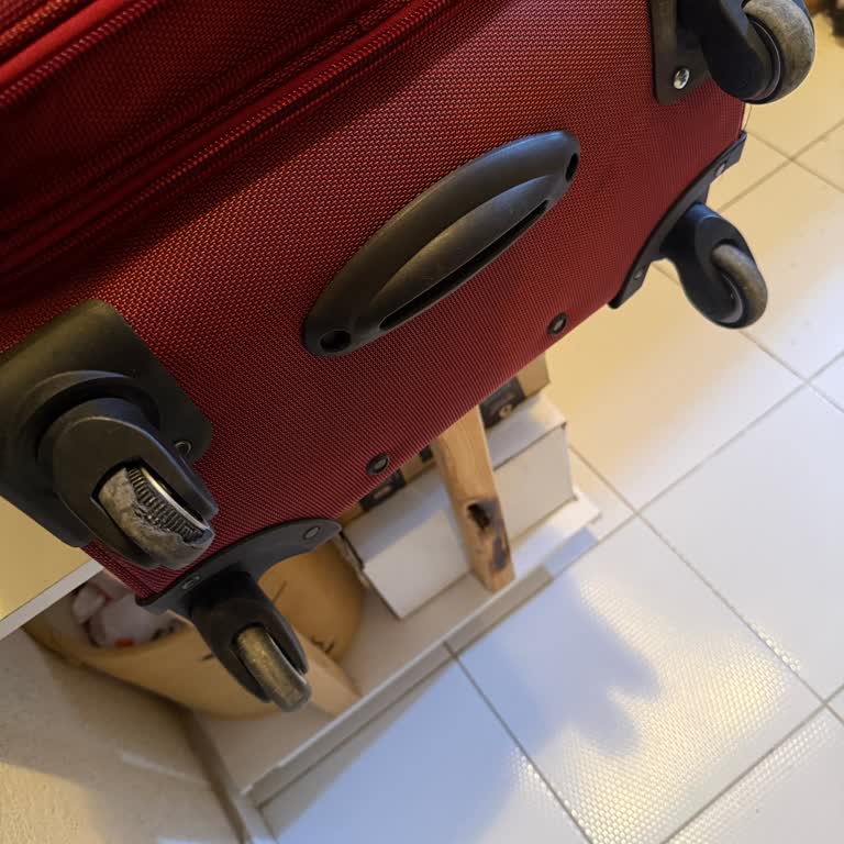 Tekrarlayan Valiz Tekerleği Sorunu Ve Satıcı İlgisizliği Nedeniyle Ücret İadesi Talebi