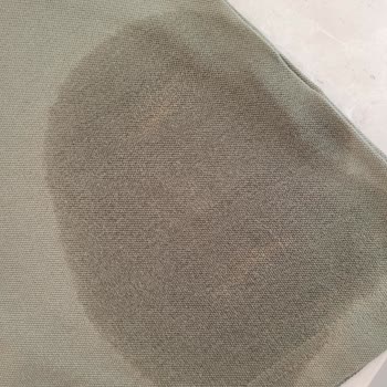 Old Spice Antitranspirante dejó manchas naranjas en mis camisetas