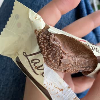 Aldığım Çikolatada Pütürlü Ve Benekli Görüntüyle Karşılaştım