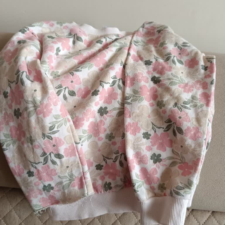 Yıkanmamış Ve Hiç Giyilmemiş Bebek Kıyafetinde Kolun Sökülmesi Ve Değişim Sorunu