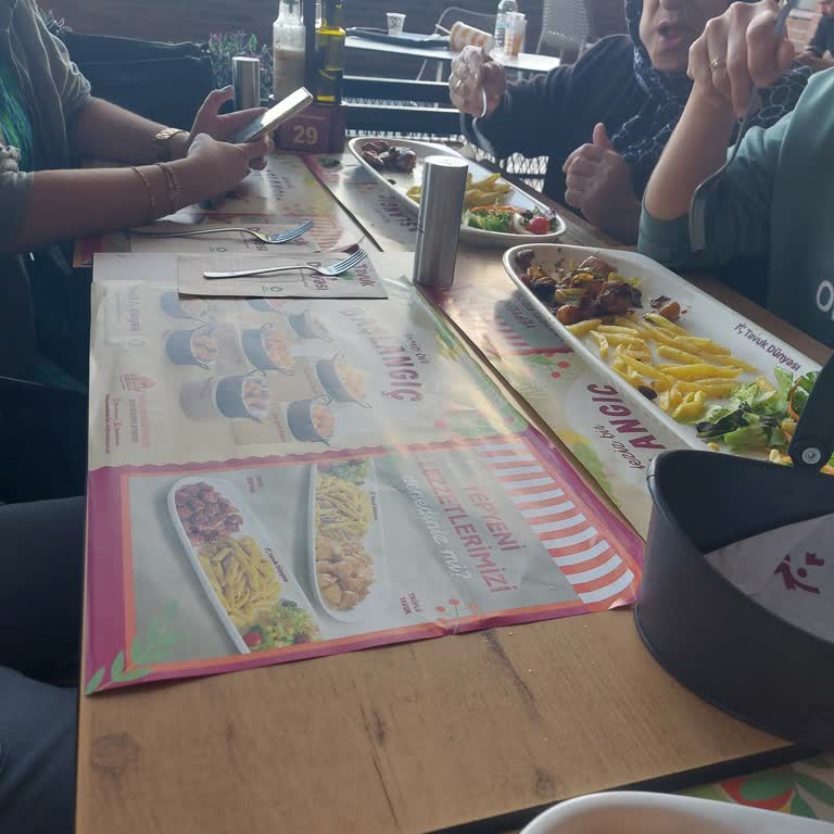 Eksik Ve Soğuk Servis, Yetersiz İlgi: Tavuk Dünyası İzmir West Park'ta Hayal Kırıklığı