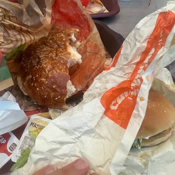 Burger King Burger King Forum İstanbul'da Soğuk Ve Bayat Menü Deneyimi: Ücret İadesi Talebim