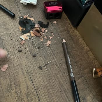 I Face a Broken Tip Issue With My MAC Veluxe Brow Liner Pencil