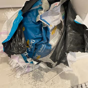 Yırtık Paketli Ağır Kedi Kumu İçin Çözüm Bulunmuyor